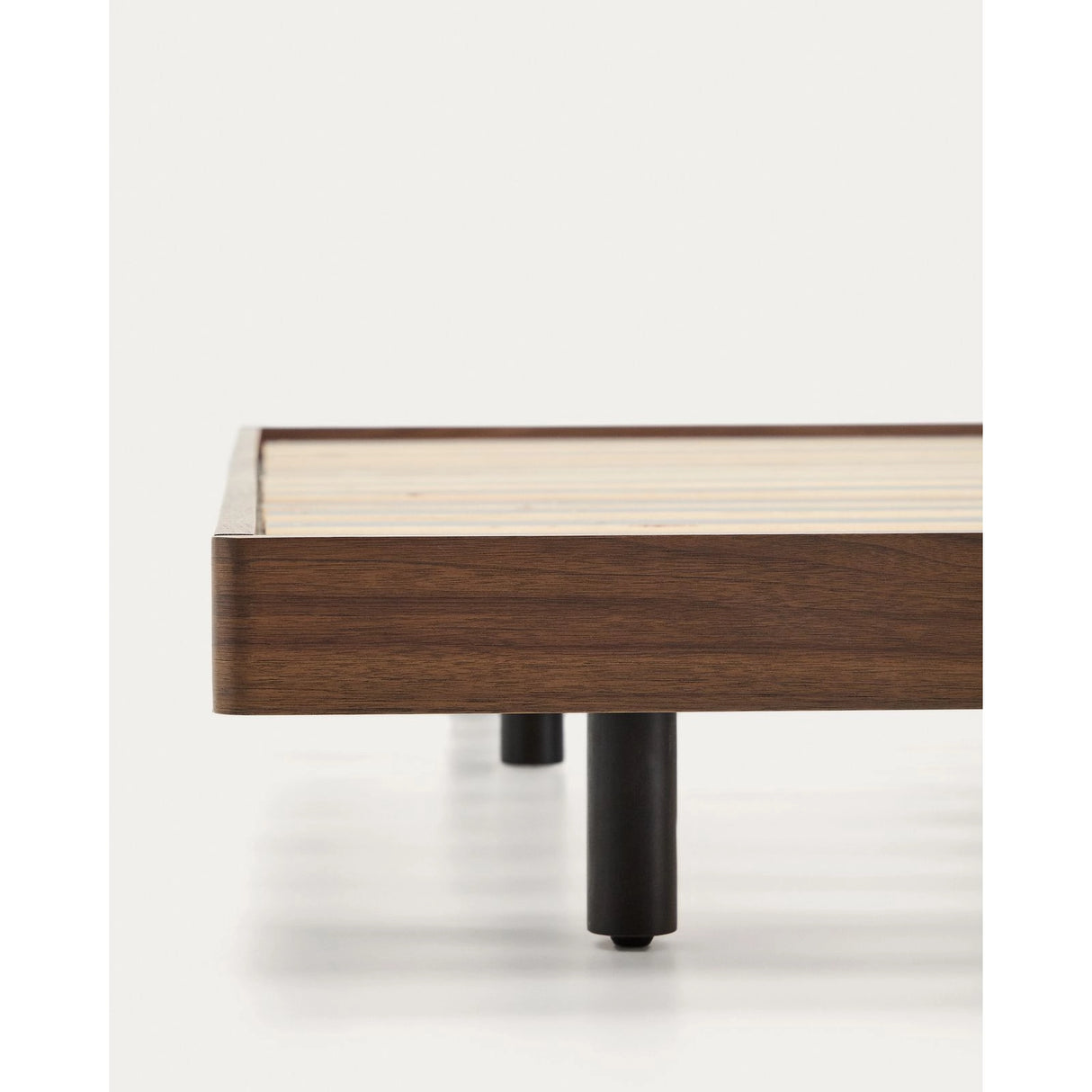 Unterbau Norlen aus Nussbaumfurnier mit dunklem Finish für Matratzen 160 x 200 cm FSC Mix Credit von Kave Home – Produktbild 10