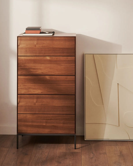 Vedrana Kommode 5 Schubladen aus Nussholzfurnier oder Holz und Stahlbeinen 60 x 114 cm von Kave Home – Bild 2