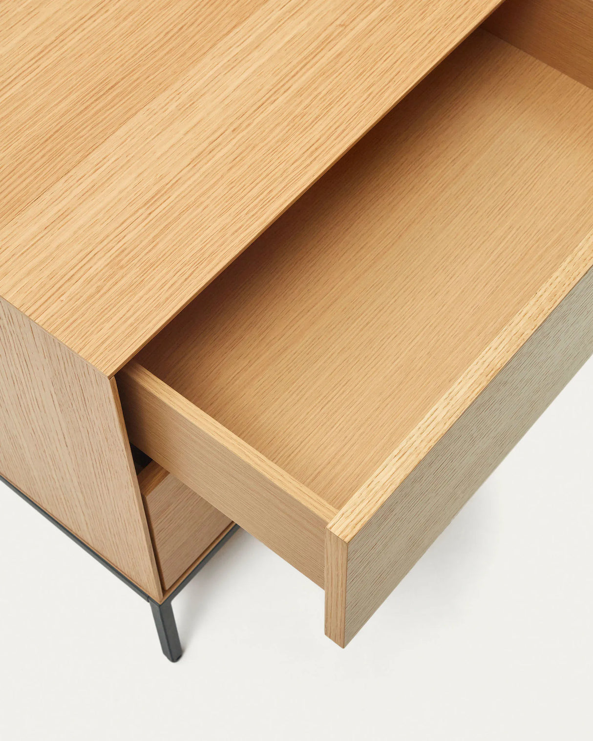 Vedrana Nachttisch 2 Schubladen aus Eichenfurnier und Stahlbeinen in Schwarz 60 x 55 cm von Kave Home – Produktbild 2