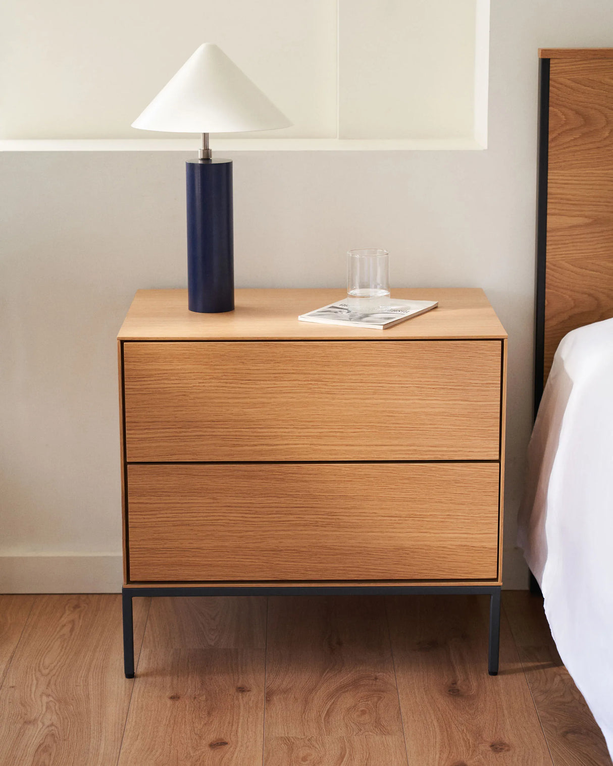 Vedrana Nachttisch 2 Schubladen aus Eichenfurnier und Stahlbeinen in Schwarz 60 x 55 cm von Kave Home – Produktbild 6