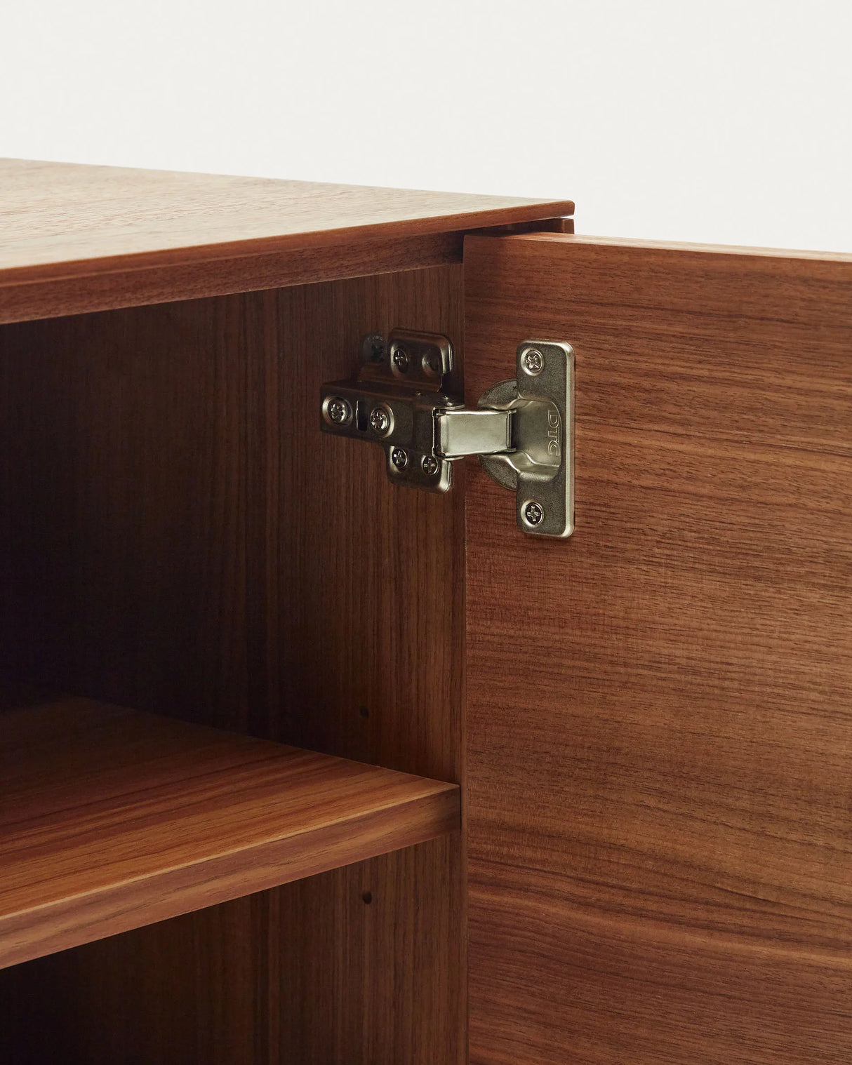Vedrana Sideboard 2 Türen aus Nussholzfurnier und Stahlbeine in Schwarz 97,5 x 80 cm von Kave Home – Produktbild 3