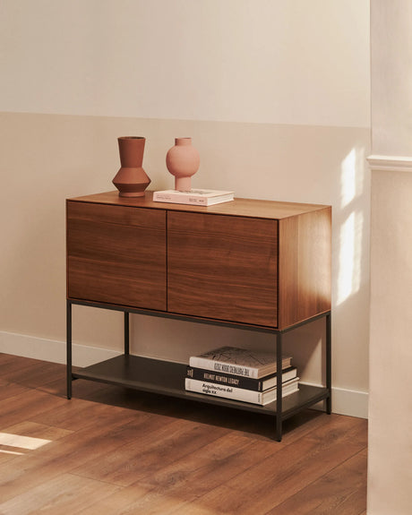 Vedrana Sideboard 2 Türen aus Nussholzfurnier und Stahlbeine in Schwarz 97,5 x 80 cm von Kave Home – Produktbild 5