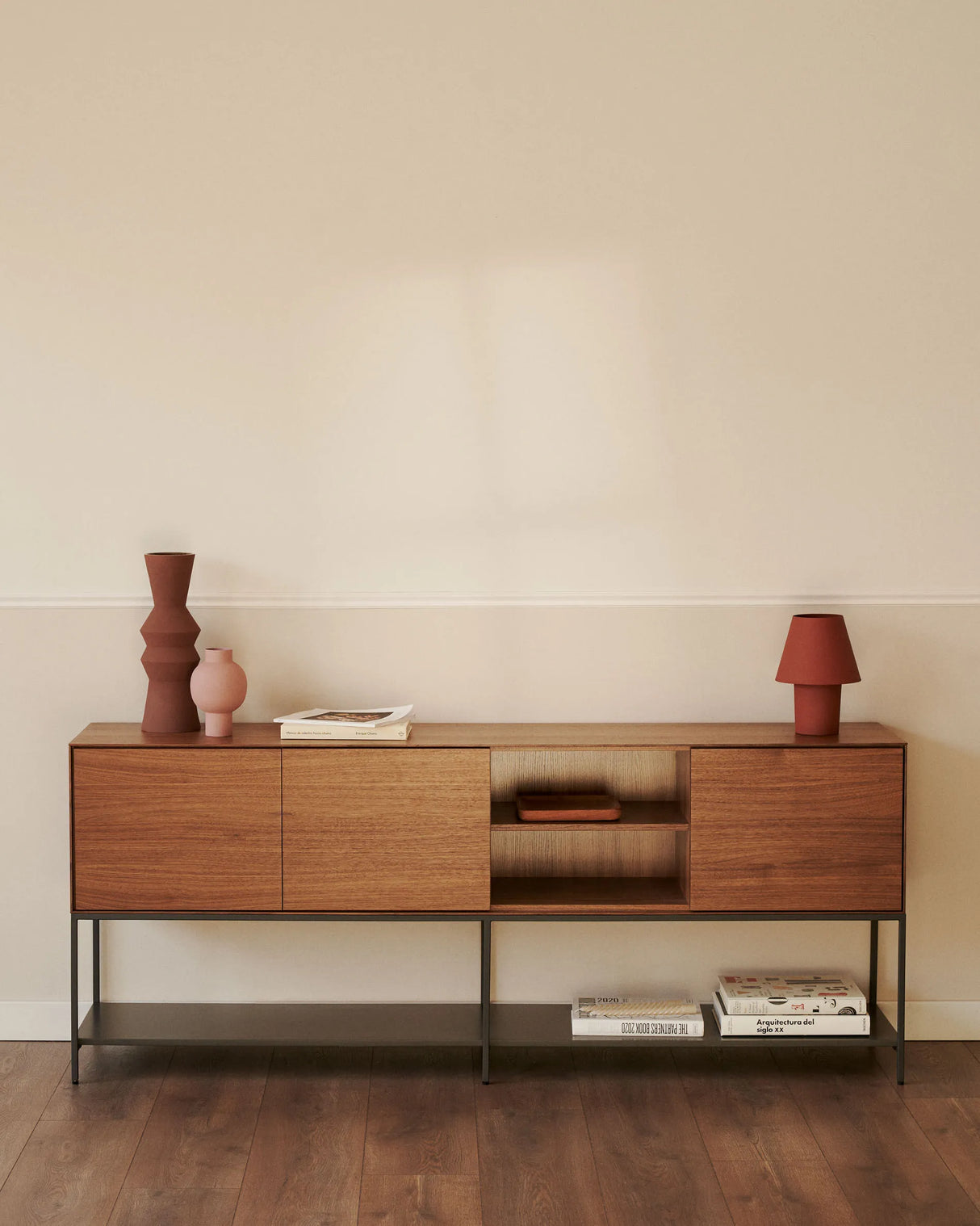 Vedrana Sideboard 3 Türen aus Nussholzfurnier und Stahlbeine in Schwarz 195 x 80 cm von Kave Home – Produktbild 6