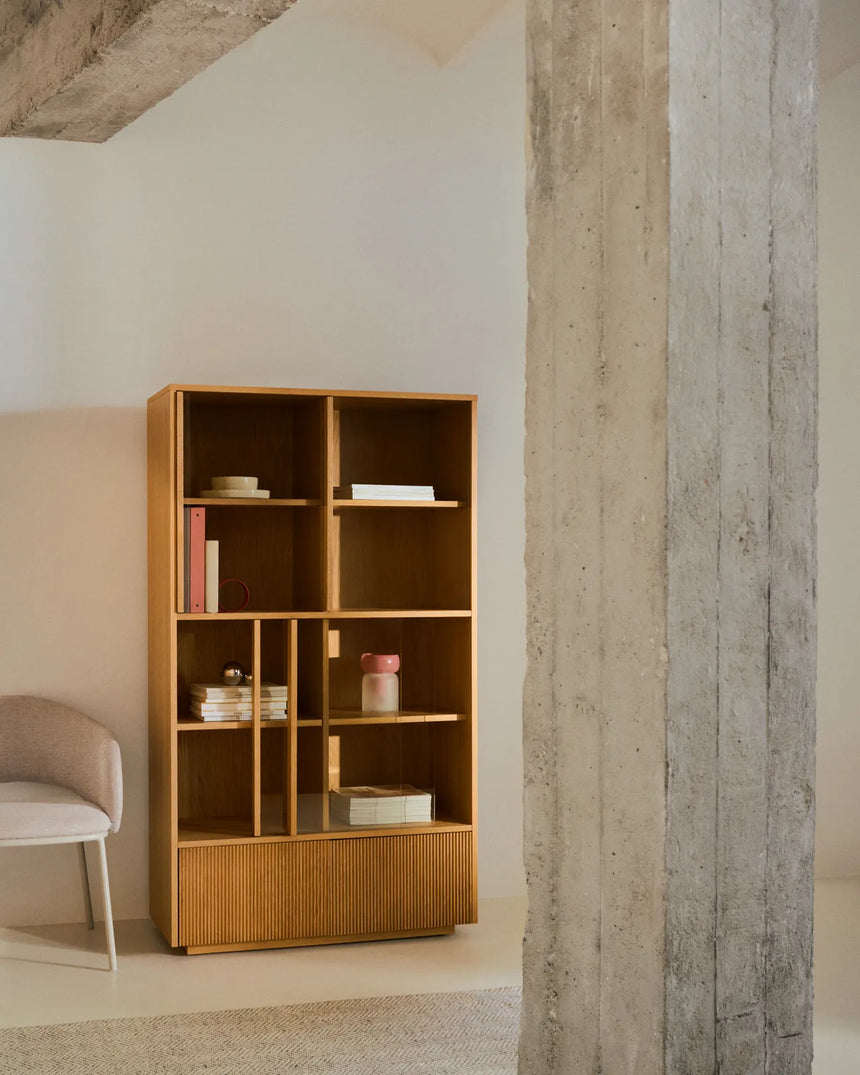 Vitrine Helvine 4 Türen 2 Schubladen Eichenfurnier gehärtetes Glas 100 x 174 cm FSC 100% von Kave Home – Bild 2