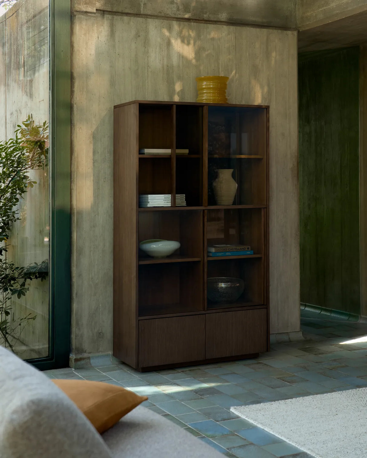 Vitrine Helvine 4 Türen 2 Schubladen Eichenfurnier mit Nussbaum-Finish und gehärtetes Glas 100 x 174 cm FSC 100% von Kave Home – Bild 2