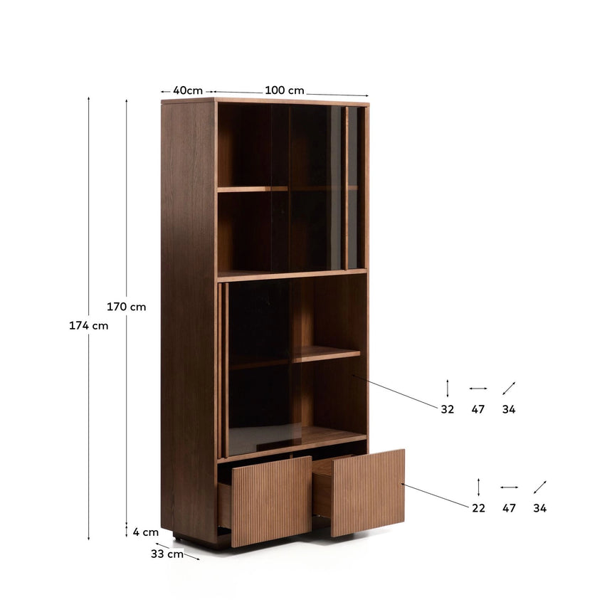 Vitrine Helvine 4 Türen 2 Schubladen Eichenfurnier mit Nussbaum-Finish und gehärtetes Glas 100 x 174 cm FSC 100% von Kave Home – Bild 3