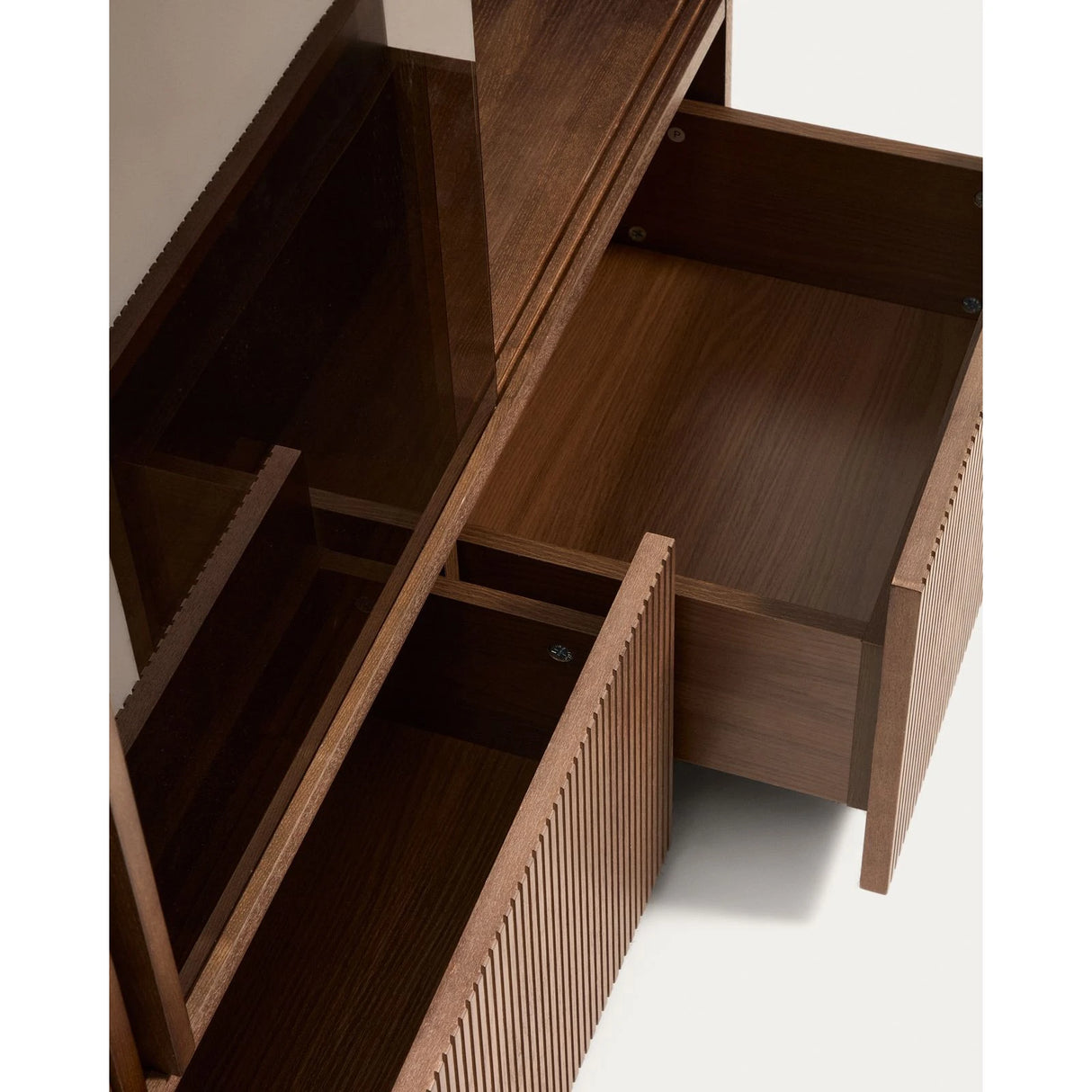 Vitrine Helvine 4 Türen 2 Schubladen Eichenfurnier mit Nussbaum-Finish und gehärtetes Glas 100 x 174 cm FSC 100% von Kave Home – Bild 6