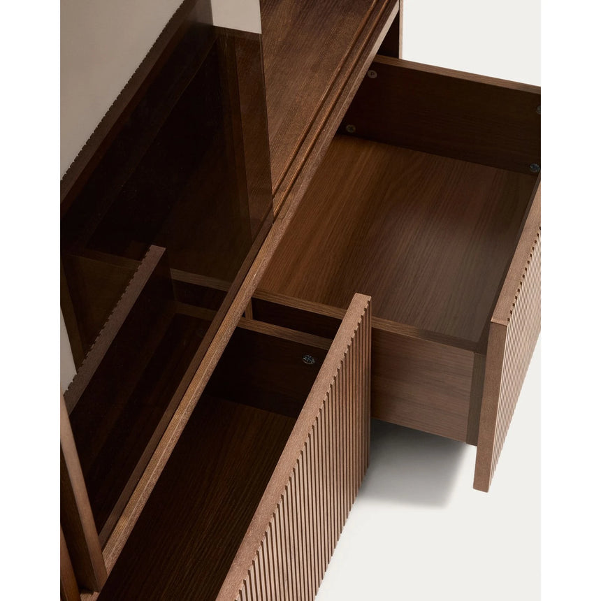 Vitrine Helvine 4 Türen 2 Schubladen Eichenfurnier mit Nussbaum-Finish und gehärtetes Glas 100 x 174 cm FSC 100% von Kave Home – Bild 6