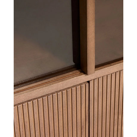 Vitrine Helvine 4 Türen 2 Schubladen Eichenfurnier mit Nussbaum-Finish und gehärtetes Glas 100 x 174 cm FSC 100% von Kave Home – Bild 7