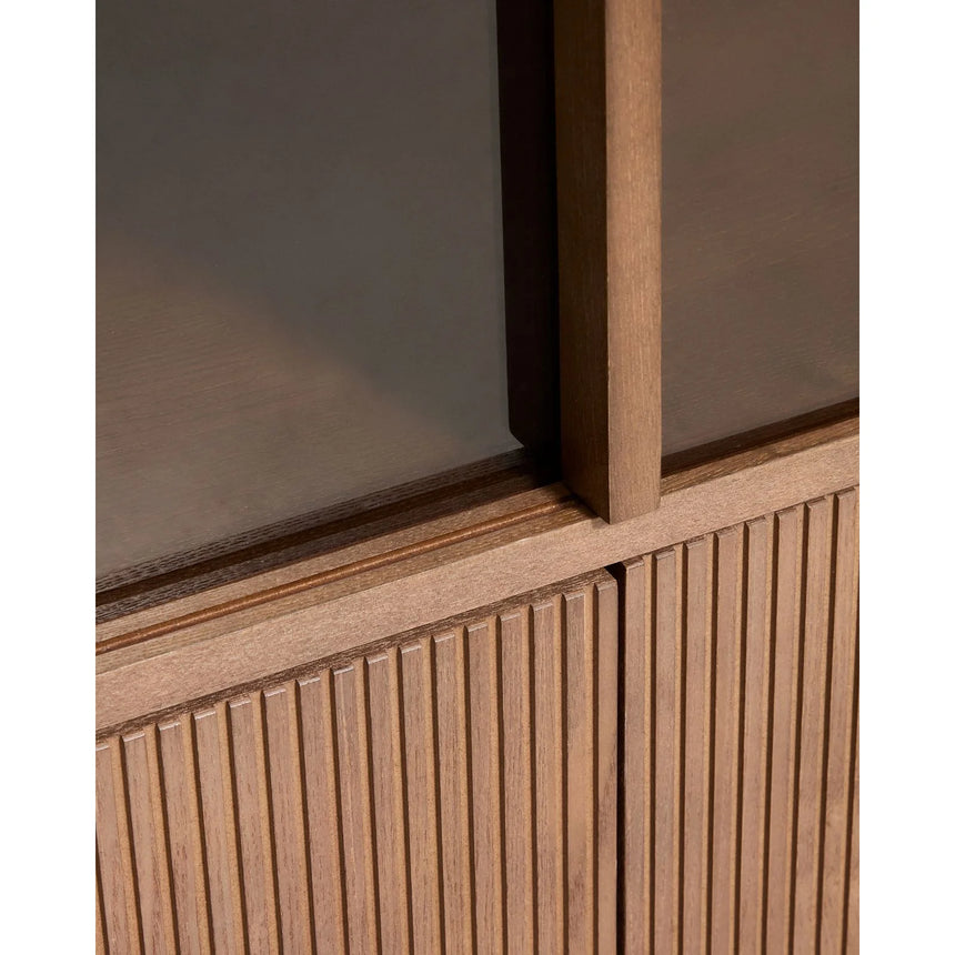 Vitrine Helvine 4 Türen 2 Schubladen Eichenfurnier mit Nussbaum-Finish und gehärtetes Glas 100 x 174 cm FSC 100% von Kave Home – Bild 7