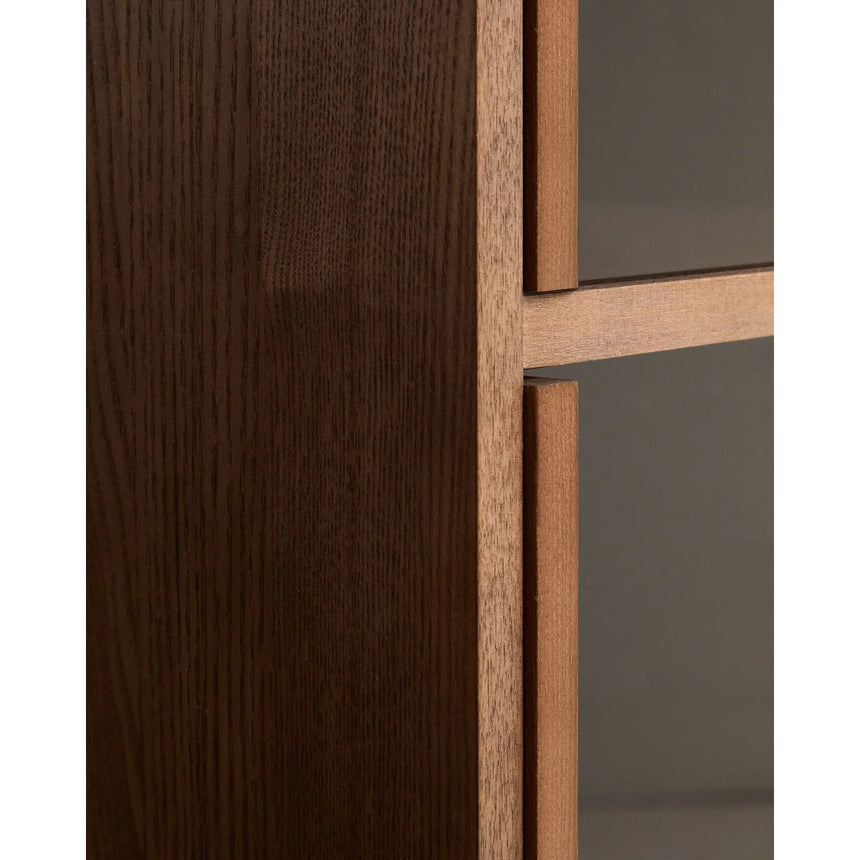 Vitrine Helvine 4 Türen 2 Schubladen Eichenfurnier mit Nussbaum-Finish und gehärtetes Glas 100 x 174 cm FSC 100% von Kave Home – Bild 9