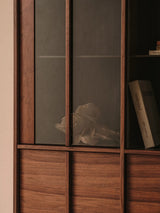 Vitrine Onix massives Walnussholz Walnussfurnier dunkles Finish 100x170 cm FSC Mix Credit von Kave Home – Bild 3