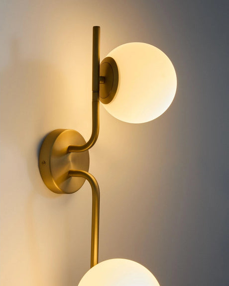 Wandleuchte Brisia aus Metall mit gebürstetem Messing-Finish und drei mattierten Glaskugeln Ø 15 cm von Kave Home – Bild 4