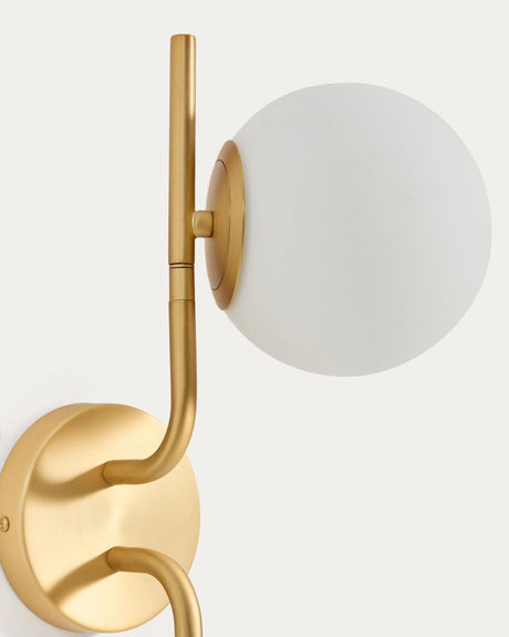 Wandleuchte Brisia aus Metall mit gebürstetem Messing-Finish und drei mattierten Glaskugeln Ø 15 cm von Kave Home – Bild 5