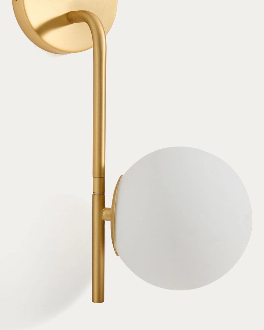 Wandleuchte Brisia aus Metall mit gebürstetem Messing-Finish und drei mattierten Glaskugeln Ø 15 cm von Kave Home – Bild 6