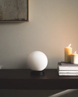 Wandleuchte Brisia aus Metall mit schwarzem Finish und einer Glaskugel Ø15 cm von Kave Home – Produktbild 2