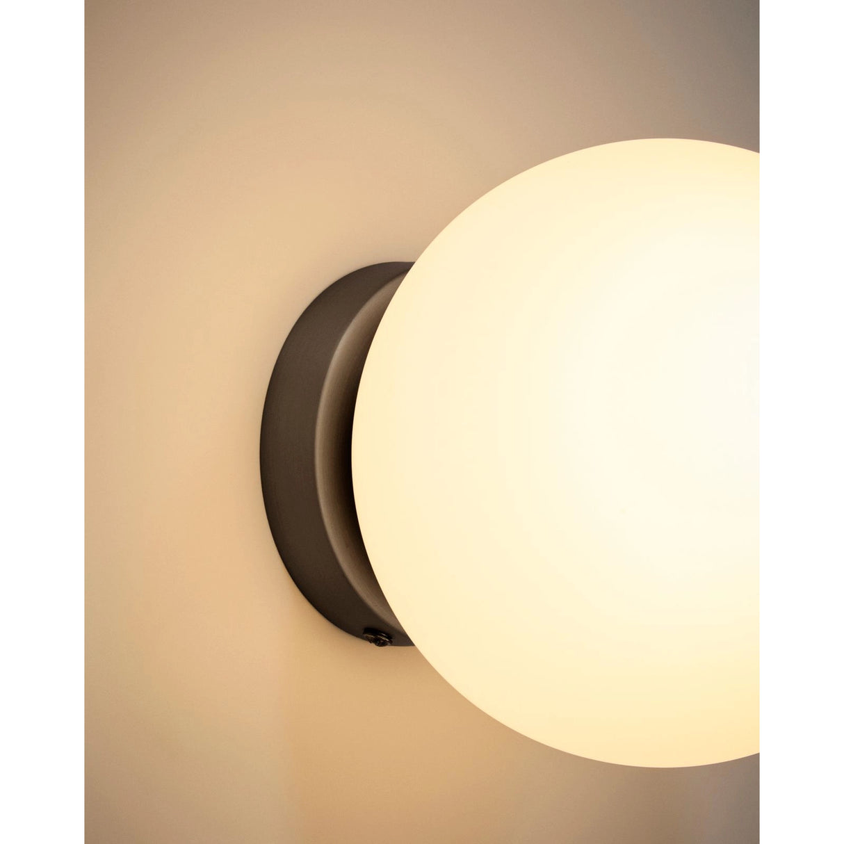 Wandleuchte Brisia aus Metall mit schwarzem Finish und einer Glaskugel Ø15 cm von Kave Home – Produktbild 4