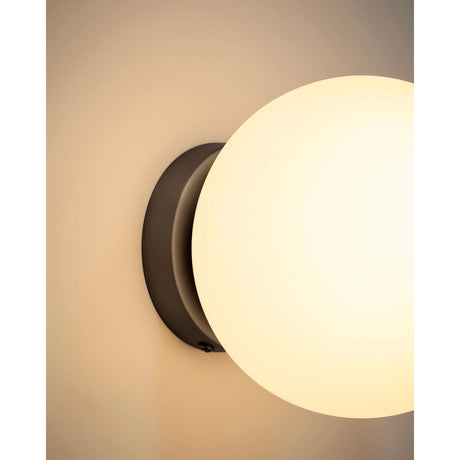 Wandleuchte Brisia aus Metall mit schwarzem Finish und einer Glaskugel Ø15 cm von Kave Home – Produktbild 4