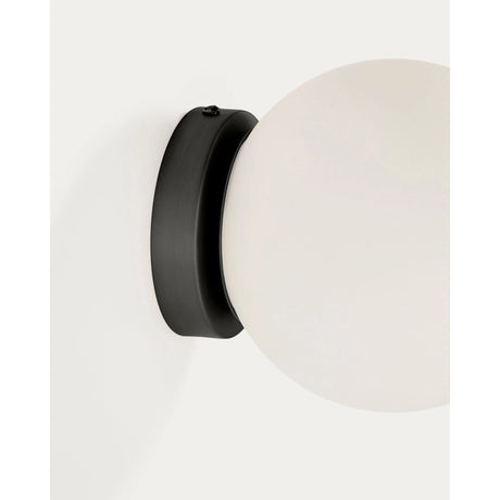 Wandleuchte Brisia aus Metall mit schwarzem Finish und einer Glaskugel Ø15 cm von Kave Home – Produktbild 5