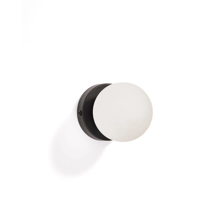 Wandleuchte Brisia aus Metall mit schwarzem Finish und einer Glaskugel Ø8 cm von Kave Home – Bild 1