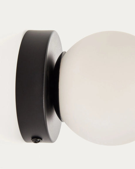 Wandleuchte Brisia aus Metall mit schwarzem Finish und einer Glaskugel Ø8 cm von Kave Home – Bild 4