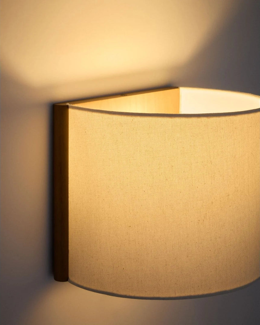 Wandleuchte Umbran aus hellbraunem oder dunkelbraunem Kautschukholz und Leinen in Beige von Kave Home – Bild 4