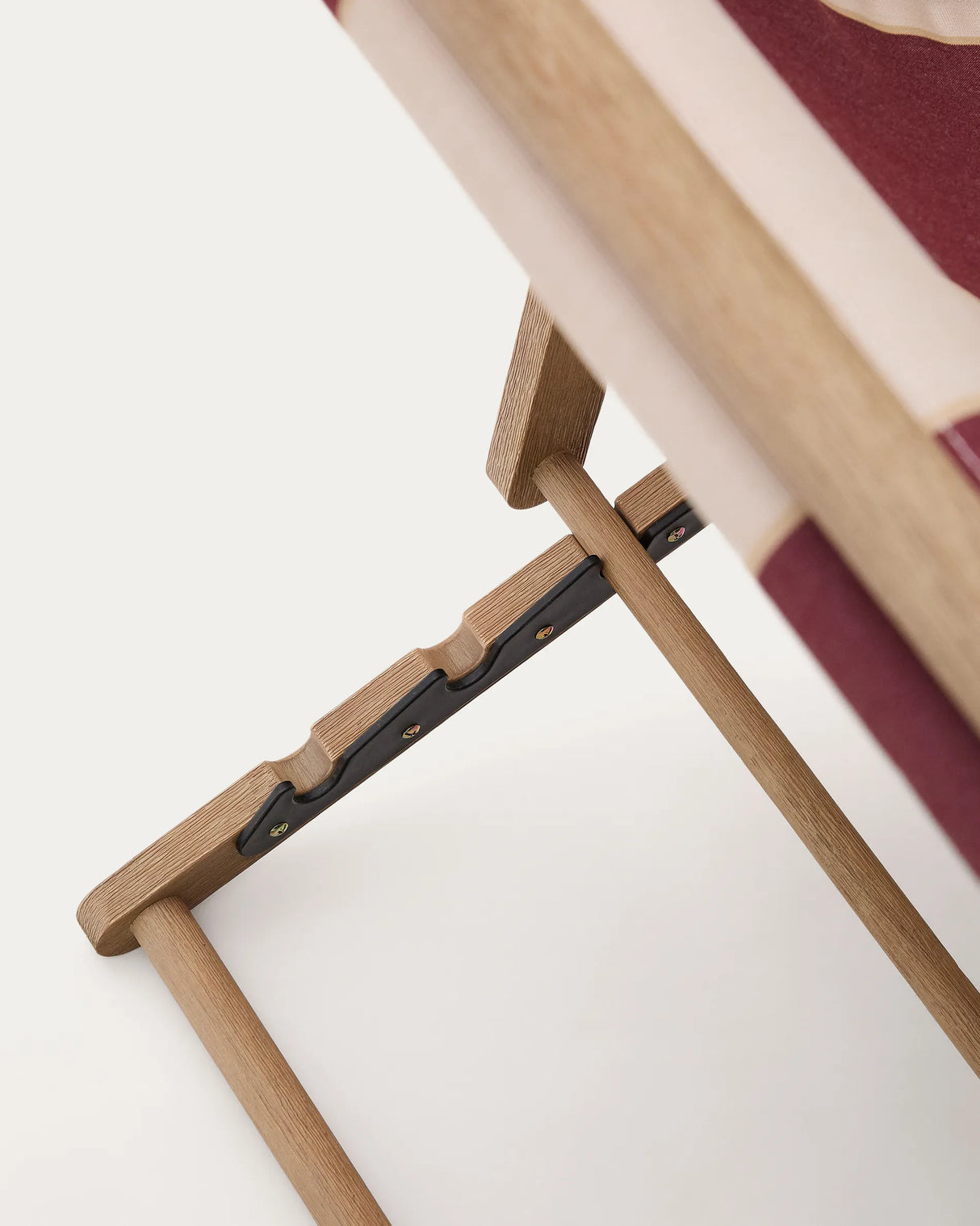 Weinrot-beige gestreifter klappbarer Outdoor-Liegestuhl Vilara aus massivem Akazienholz, FSC 100% von Kave Home – Produktbild 3