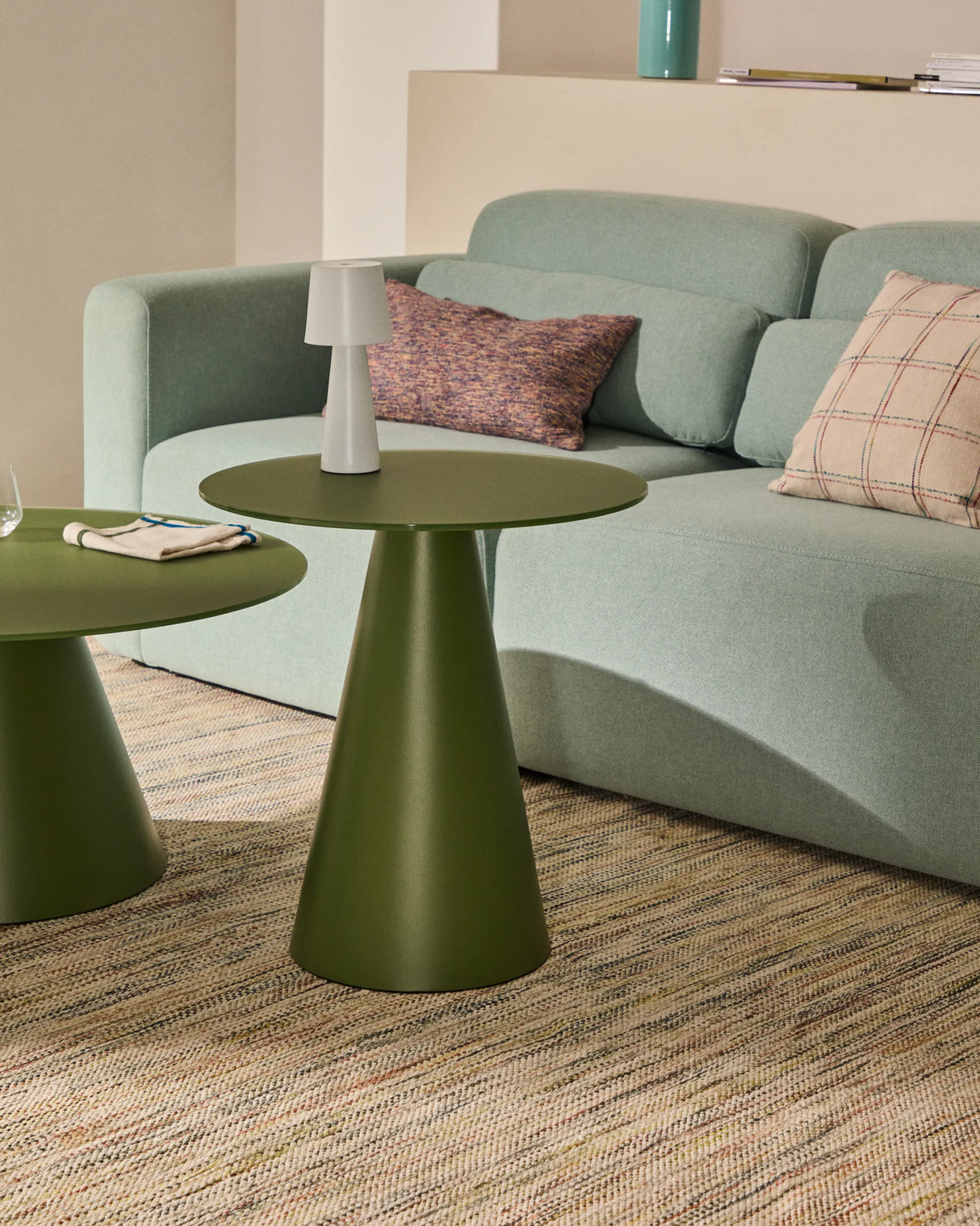 Wilshire Beistelltisch aus gehärtetem Milchglas und Stahl matt grün lackiert Ø50 cm von Kave Home – Produktbild 2