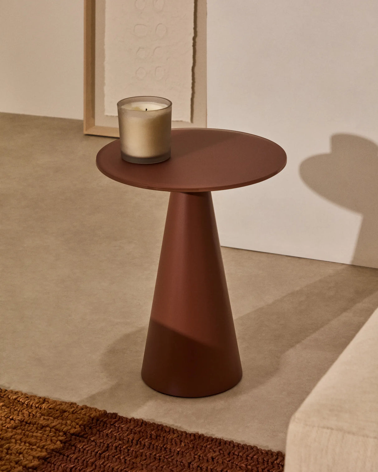 Wilshire Beistelltisch aus gehärtetem Milchglas und Stahl matt terracottafarben lackiert Ø35 cm von Kave Home – Produktbild 2