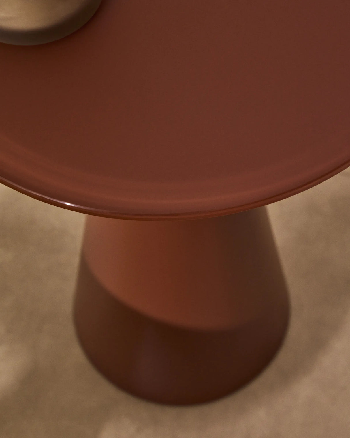 Wilshire Beistelltisch aus gehärtetem Milchglas und Stahl matt terracottafarben lackiert Ø35 cm von Kave Home – Produktbild 3