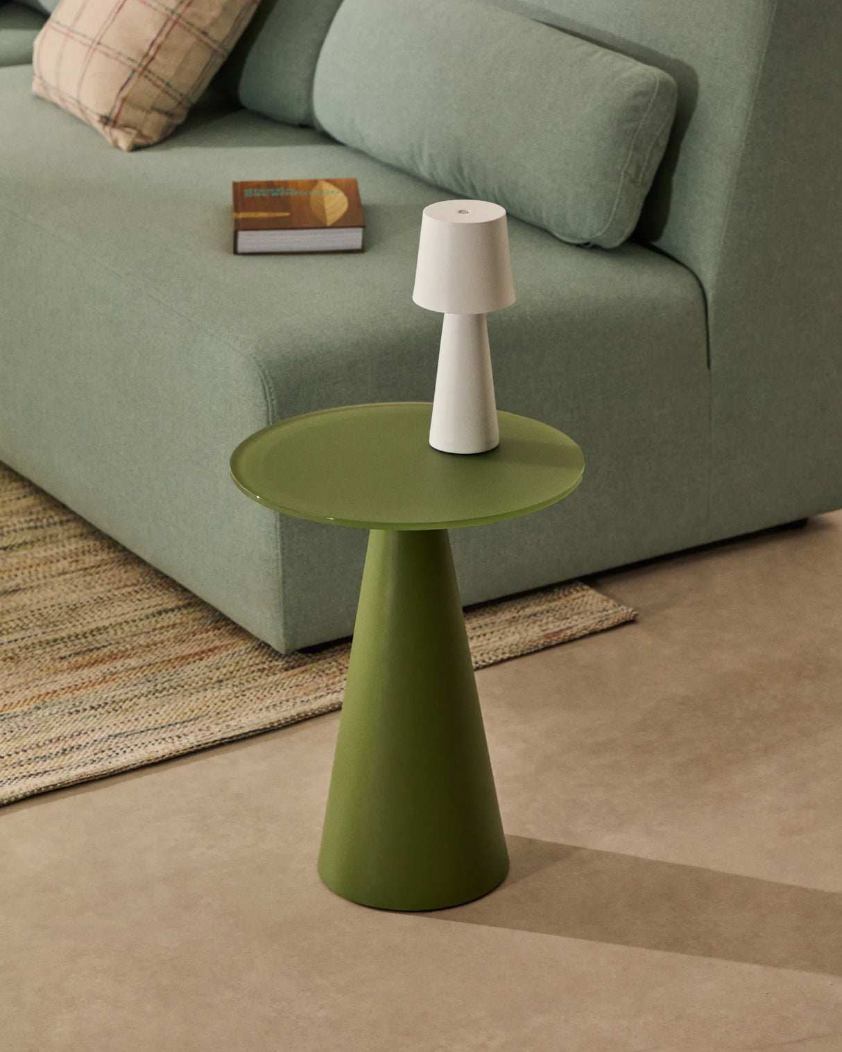 Wilshire Beistelltisch aus gehärteten Milchglas und Stahl matt grün lackiert Ø35 cm von Kave Home – Produktbild 2