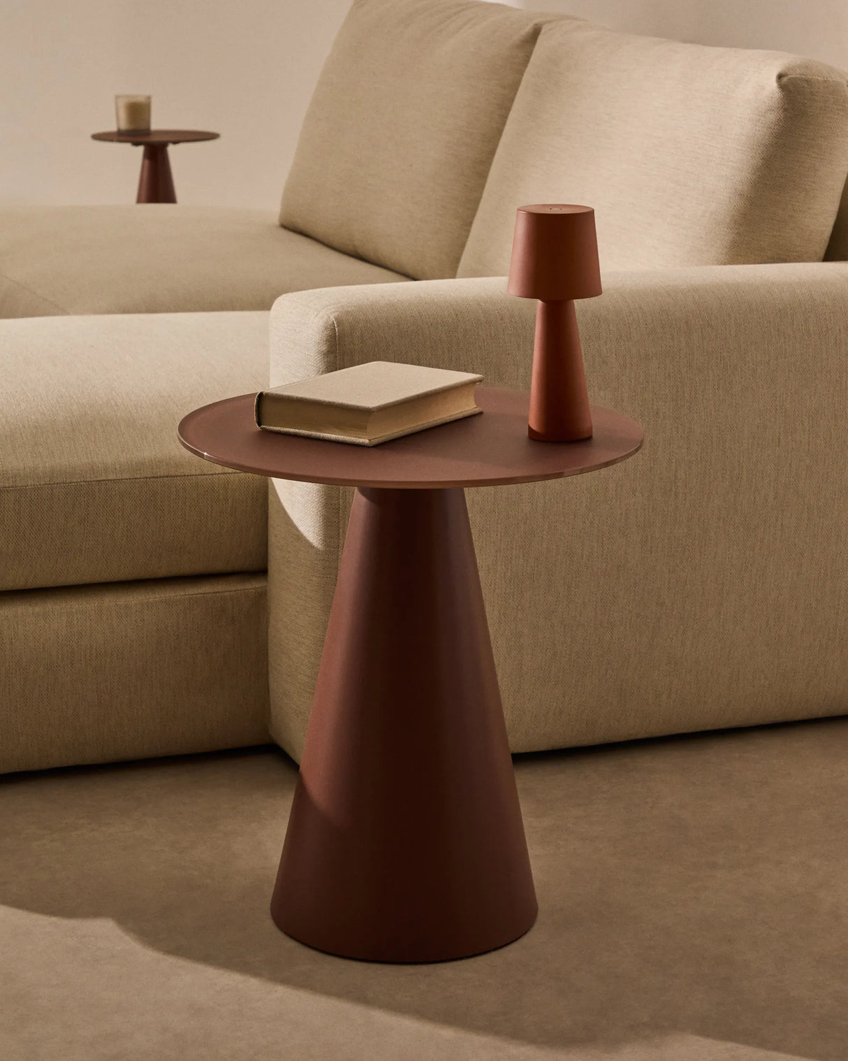 Wilshire Beistelltisch  aus gehärteten Milchglas und Stahl matt terracottafarben lackiert Ø50 cm von Kave Home – Produktbild 2