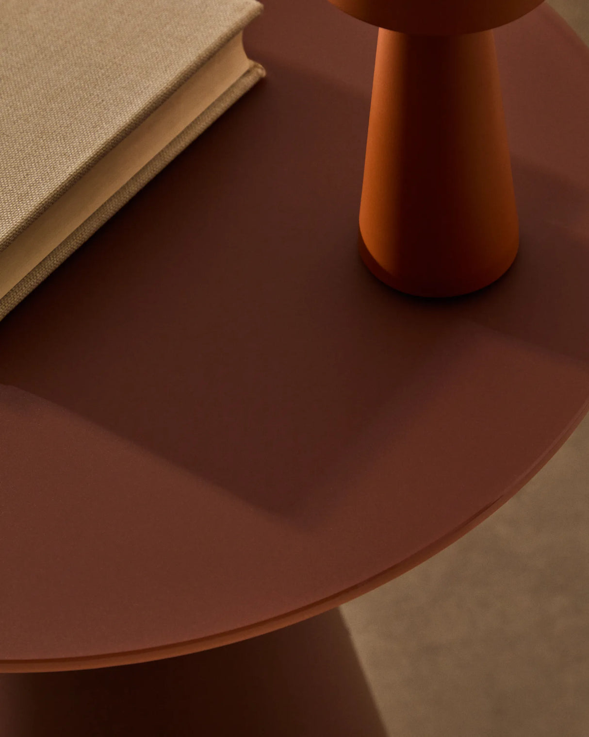 Wilshire Beistelltisch  aus gehärteten Milchglas und Stahl matt terracottafarben lackiert Ø50 cm von Kave Home – Produktbild 3