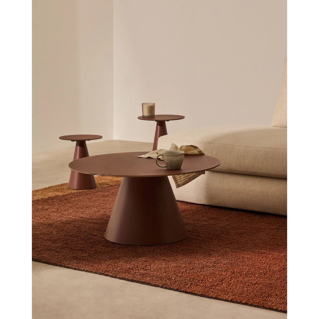 Wilshire Couchtisch aus gehärtetem Milchglas und Stahl matt terracottafarben lackiert Ø80 cm von Kave Home – Produktbild 2