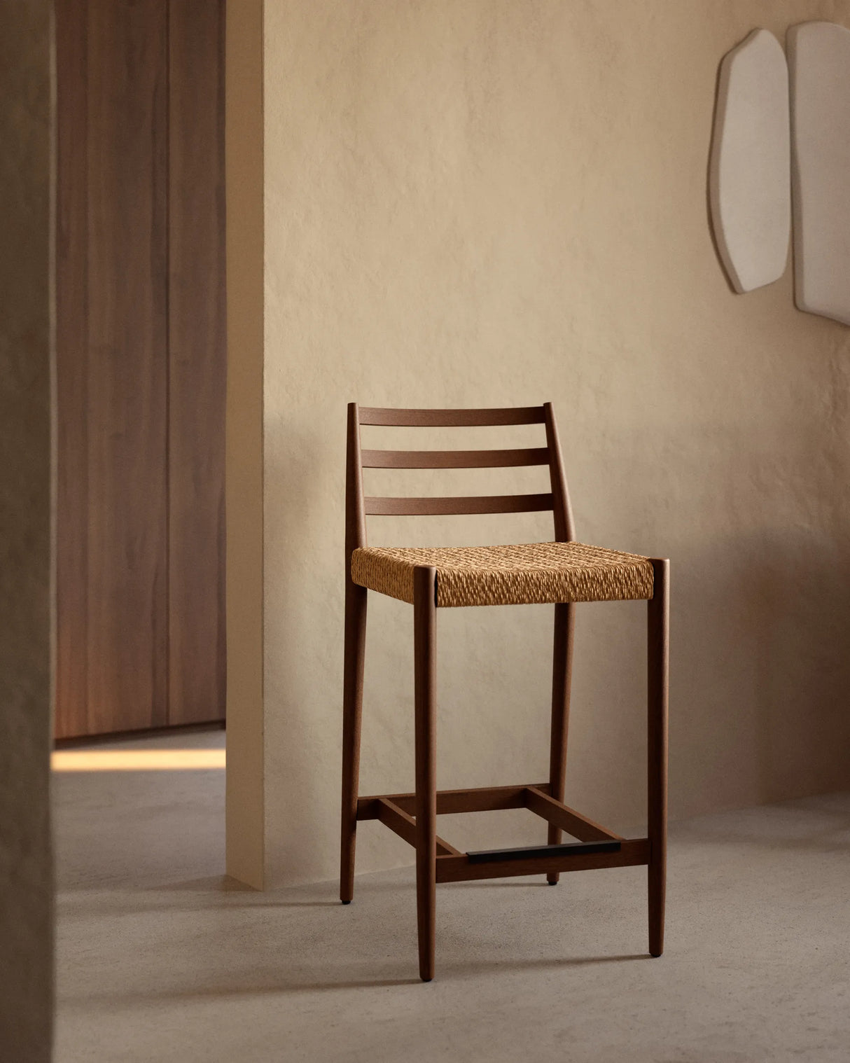Analy Barhocker mit Rückenlehne aus massivem Eichenholz mit Nussbaum-Finish und Sitzfläche aus Seil, 65 cm, FSC 100% – Bild 2