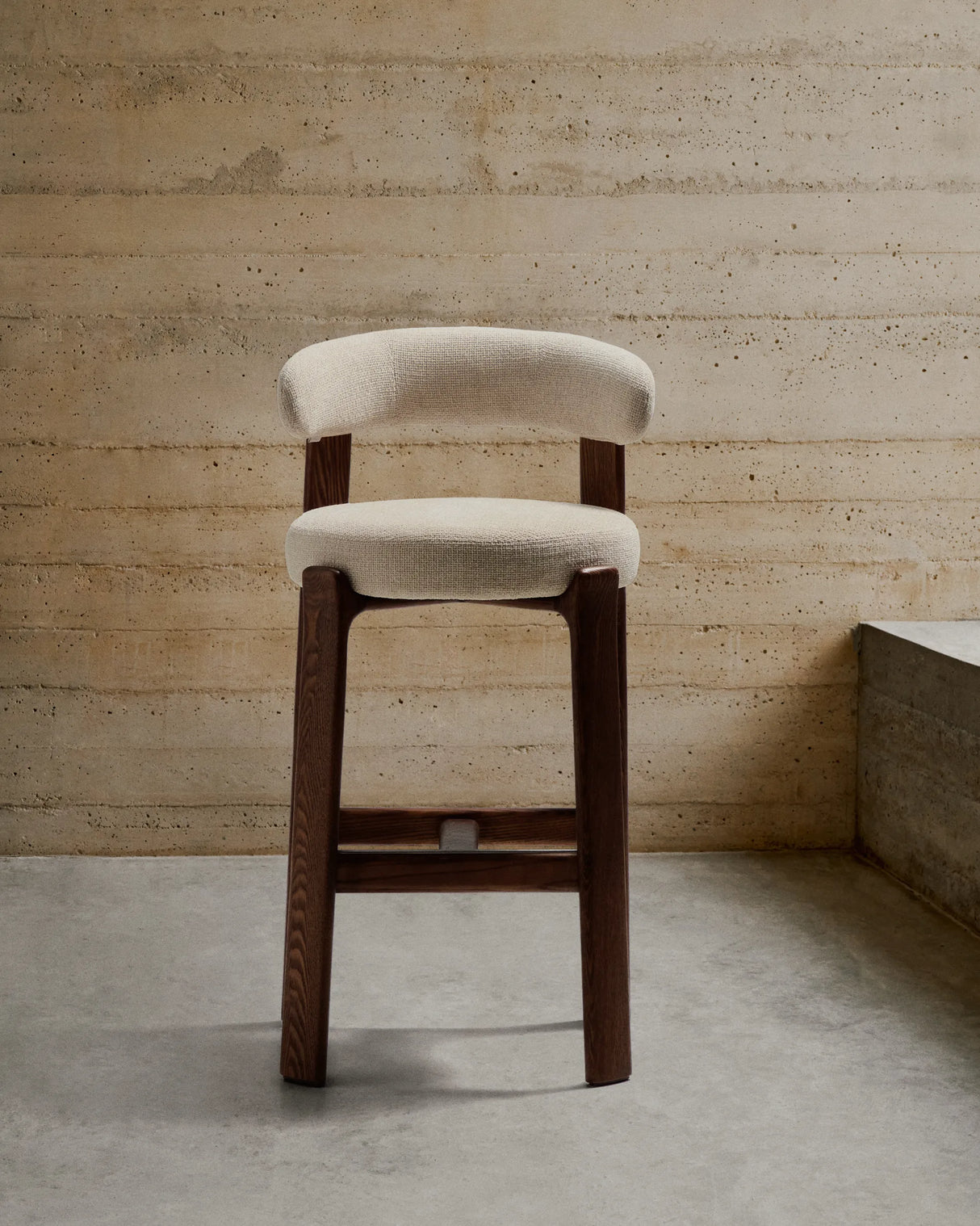 Hocker Granite aus beigefarbener Chenille und massivem Eschenholz mit walnussholzfarbenem Finish, FSC 100%, 75 cm – Bild 2