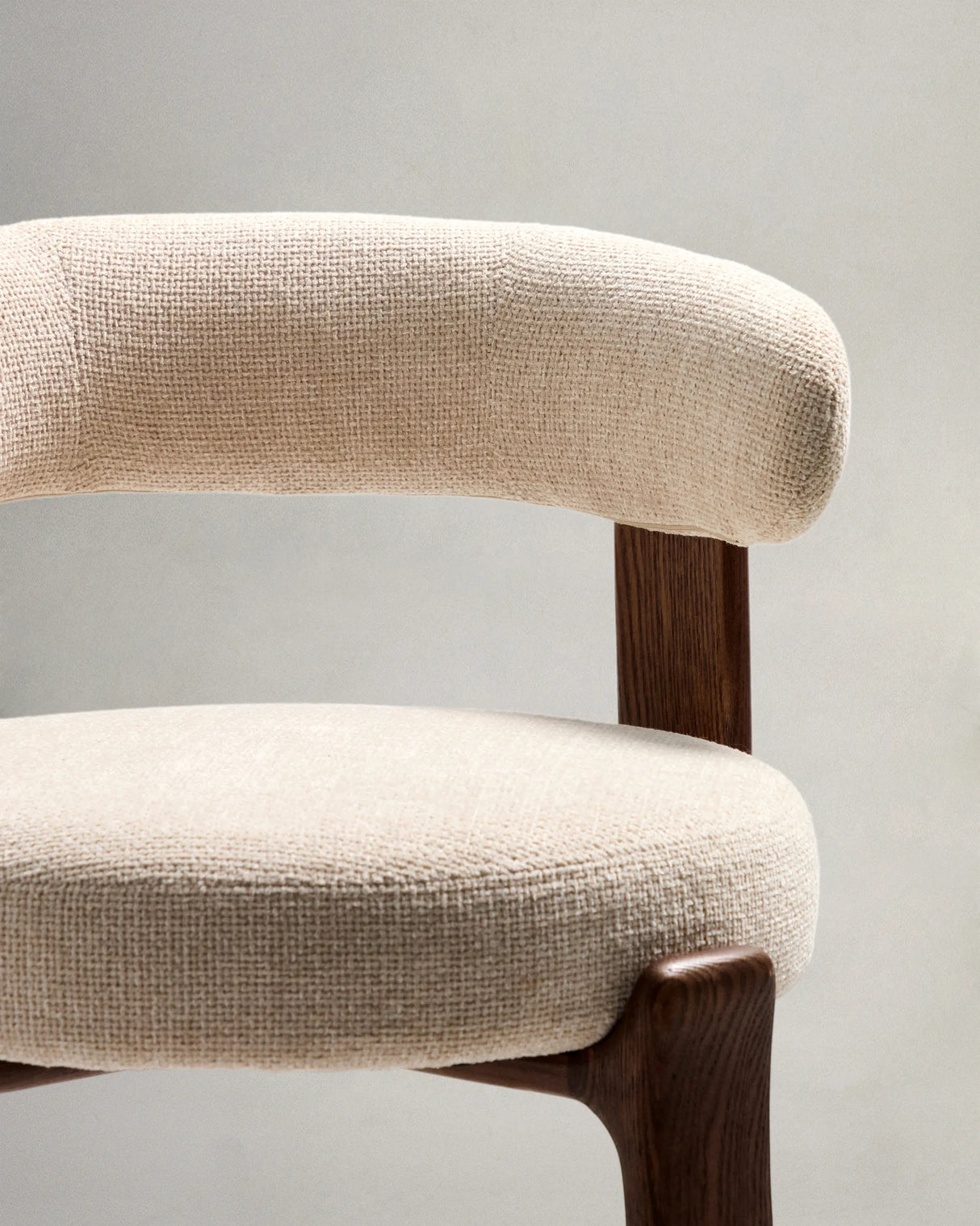 Hocker Granite aus beigefarbener Chenille und massivem Eschenholz mit walnussholzfarbenem Finish, FSC 100%, 75 cm – Bild 8