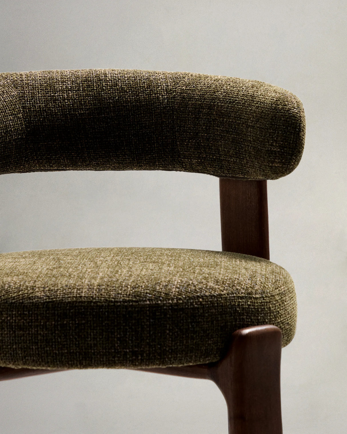 Hocker Granite aus grüner Chenille und massivem Eschenholz mit walnussholzfarbenem Finish, FSC 100%, 75 cm – Bild 8