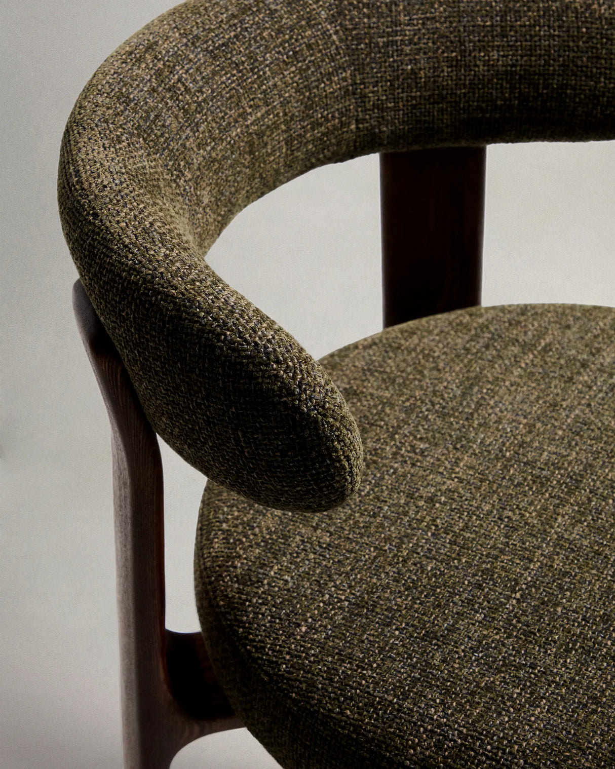 Hocker Granite aus grüner Chenille und massivem Eschenholz mit walnussholzfarbenem Finish, FSC 100%, 75 cm – Bild 9