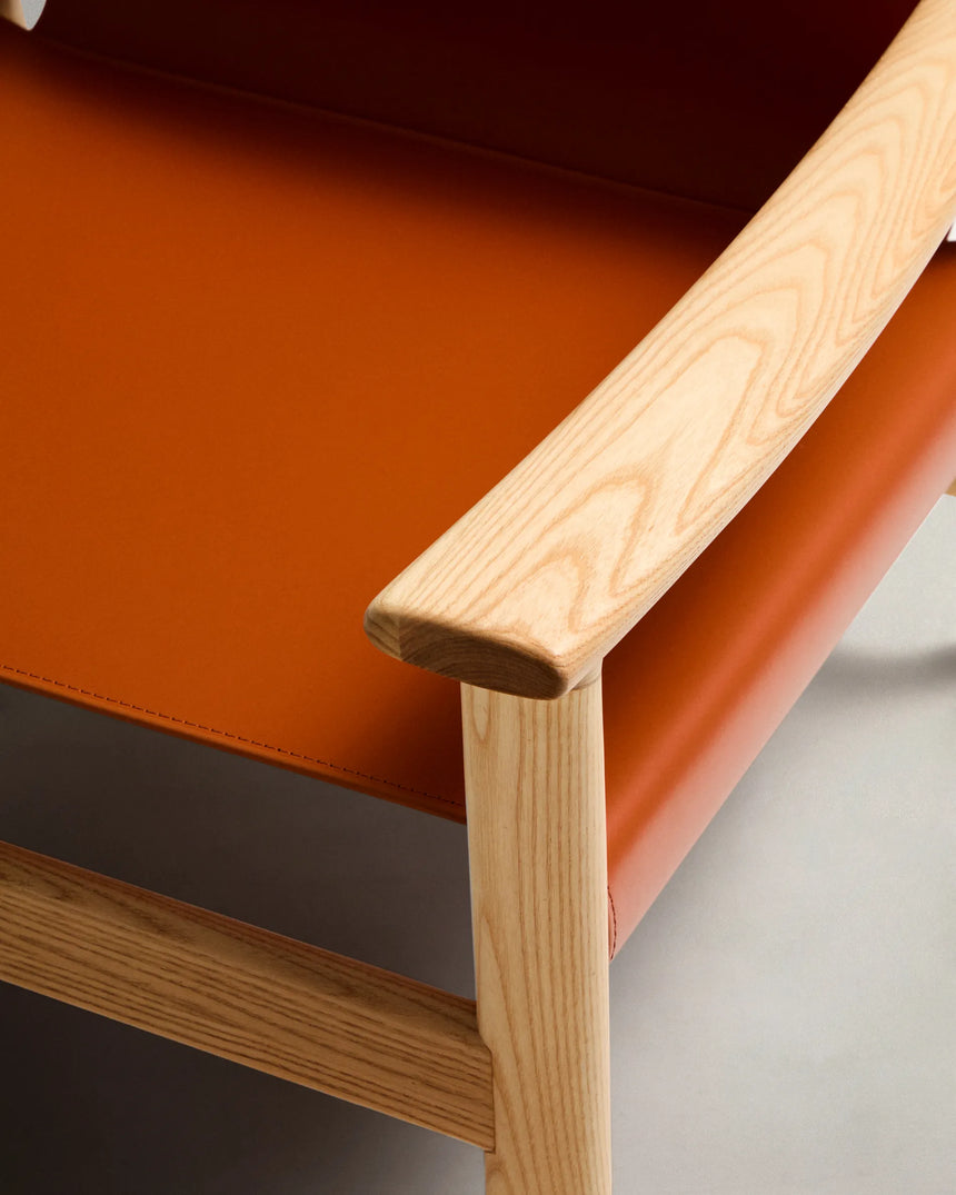 Sessel Jan aus recycelten Lederfasern in Hellbraun und massivem Eschenholz FSC 100 % mit Finish in natürlichem Farbton – Bild 13