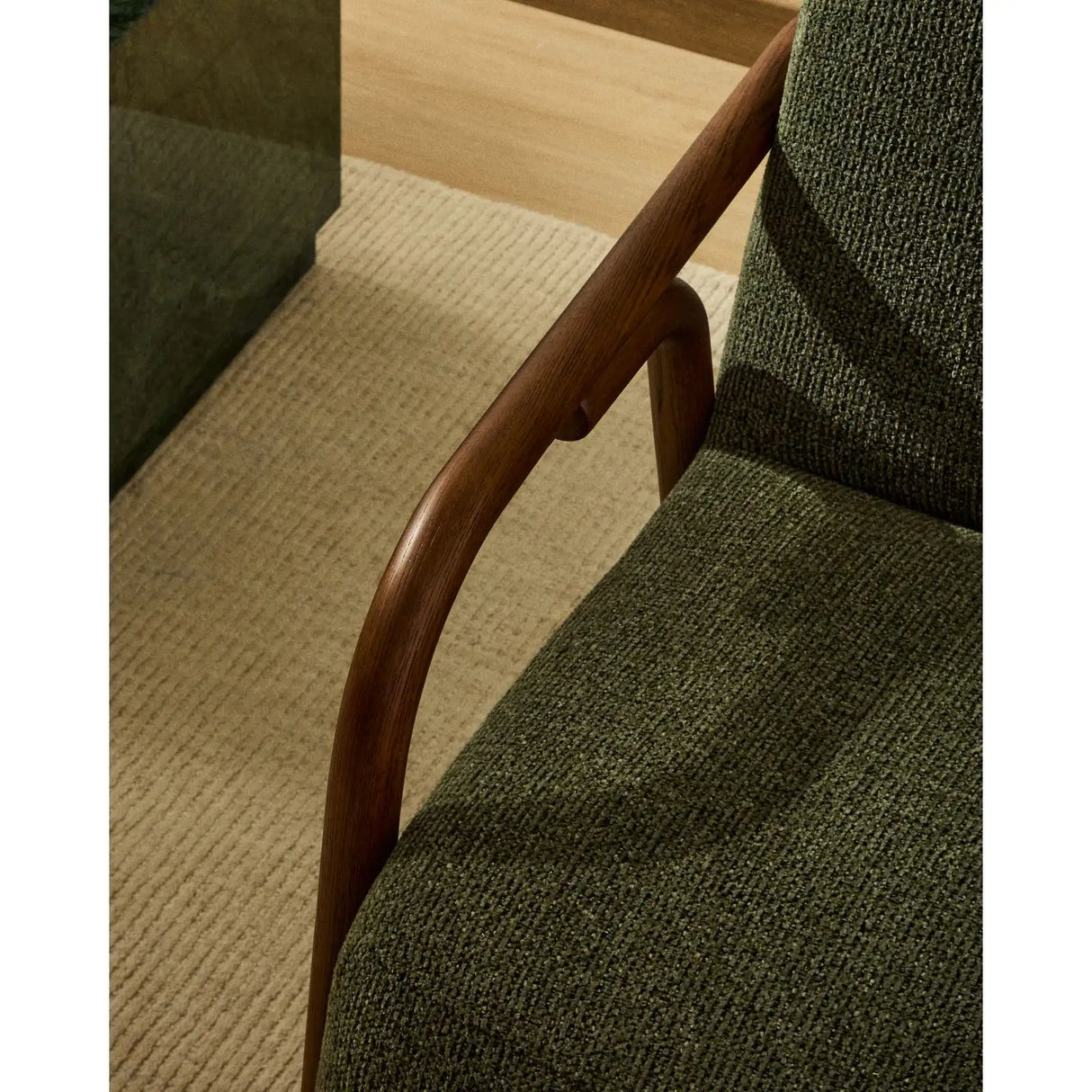 Sessel Sylo aus dunkelgrüner Chenille und massivem Eschenholz mit nussbaumfarbenem Finish, FSC 100 % – Bild 3