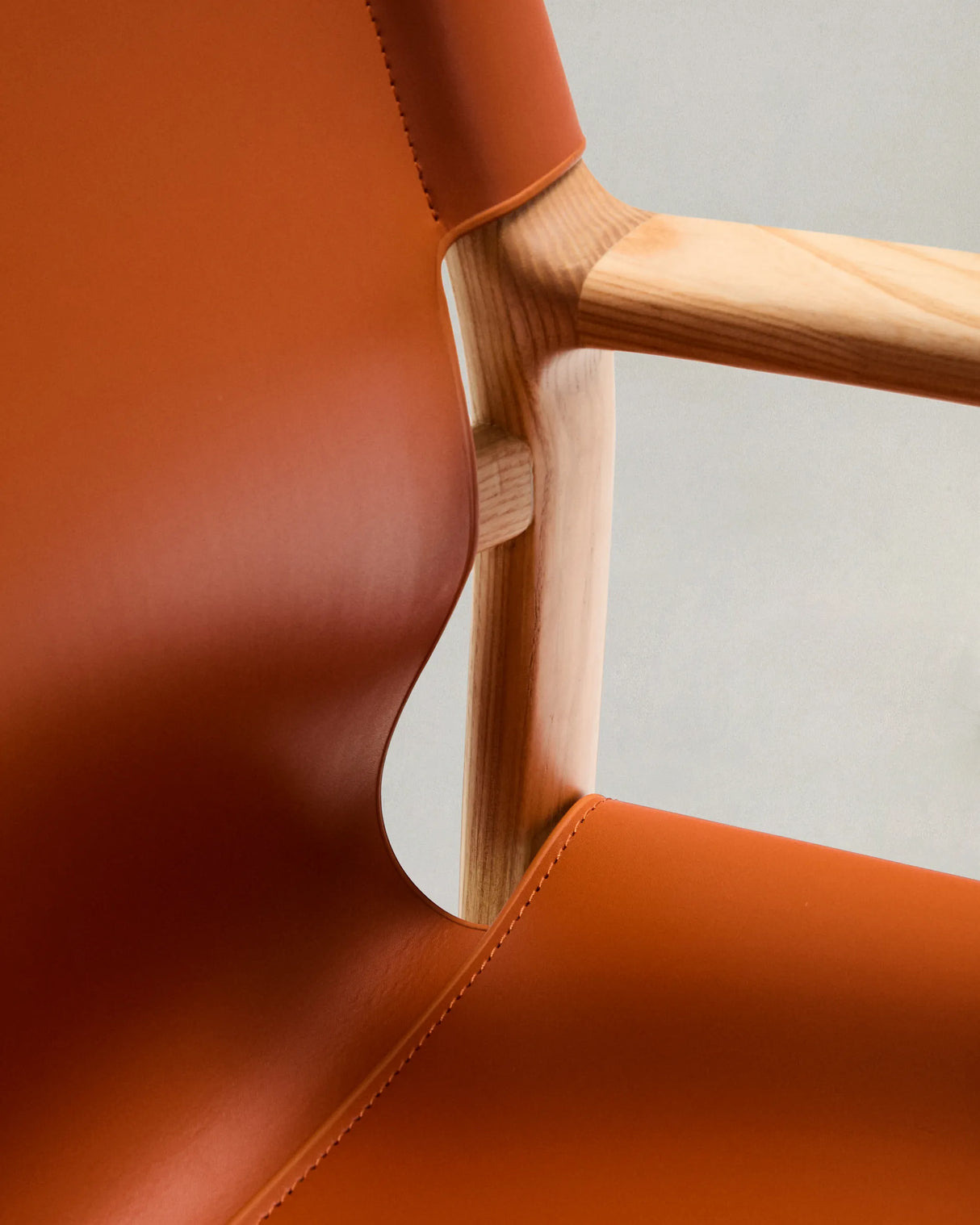 Stuhl Jan aus recycelten Lederfasern in Hellbraun und massivem Eschenholz FSC 100 % mit Finish in natürlichem Farbton – Bild 12