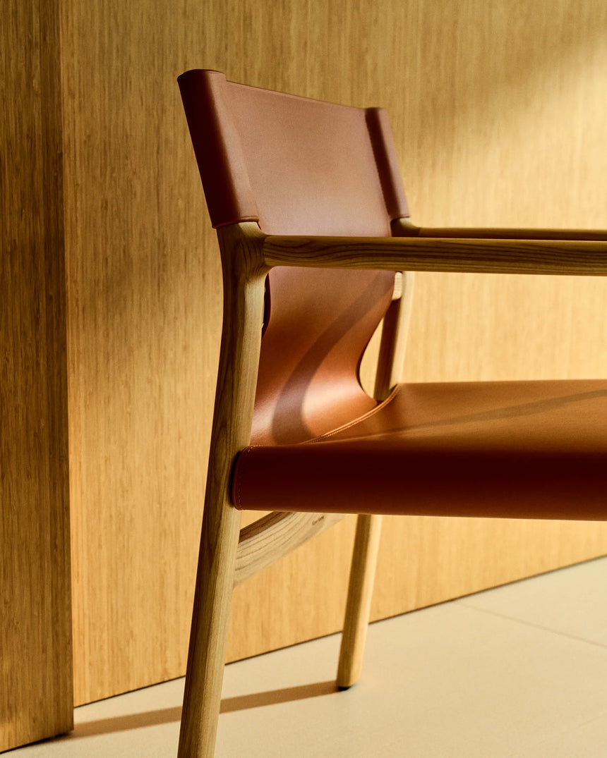 Stuhl Jan aus recycelten Lederfasern in Hellbraun und massivem Eschenholz FSC 100 % mit Finish in natürlichem Farbton – Bild 6