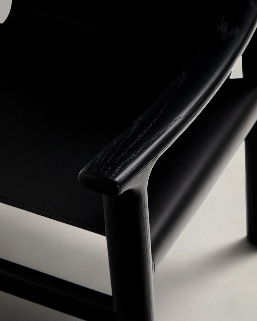 Stuhl Jan aus recycelten Lederfasern in Schwarz und massivem Eschenholz FSC 100 % mit schwarzem Finish – Bild 11