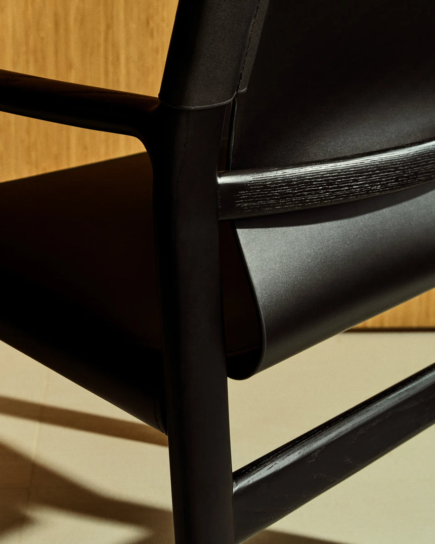 Stuhl Jan aus recycelten Lederfasern in Schwarz und massivem Eschenholz FSC 100 % mit schwarzem Finish – Bild 4