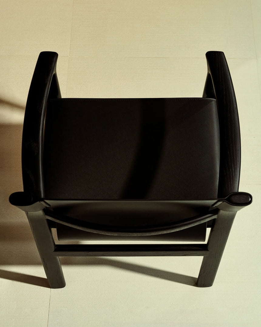 Stuhl Jan aus recycelten Lederfasern in Schwarz und massivem Eschenholz FSC 100 % mit schwarzem Finish – Bild 5