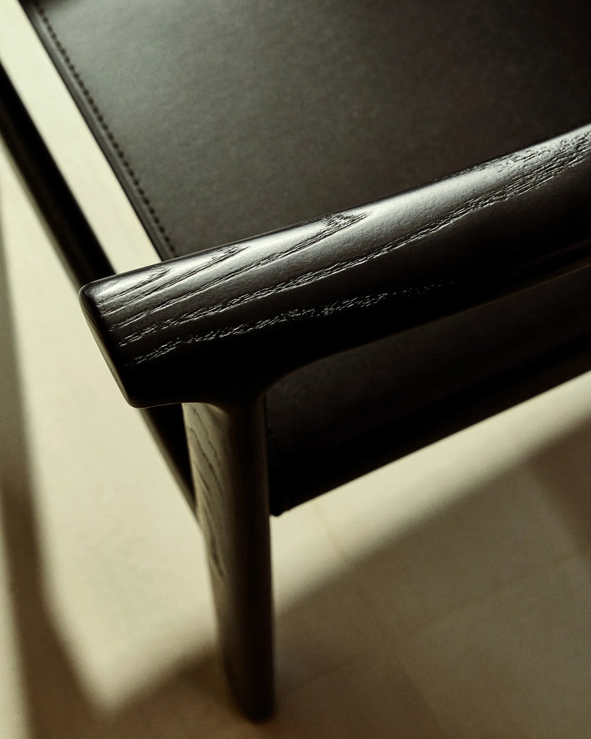 Stuhl Jan aus recycelten Lederfasern in Schwarz und massivem Eschenholz FSC 100 % mit schwarzem Finish – Bild 6