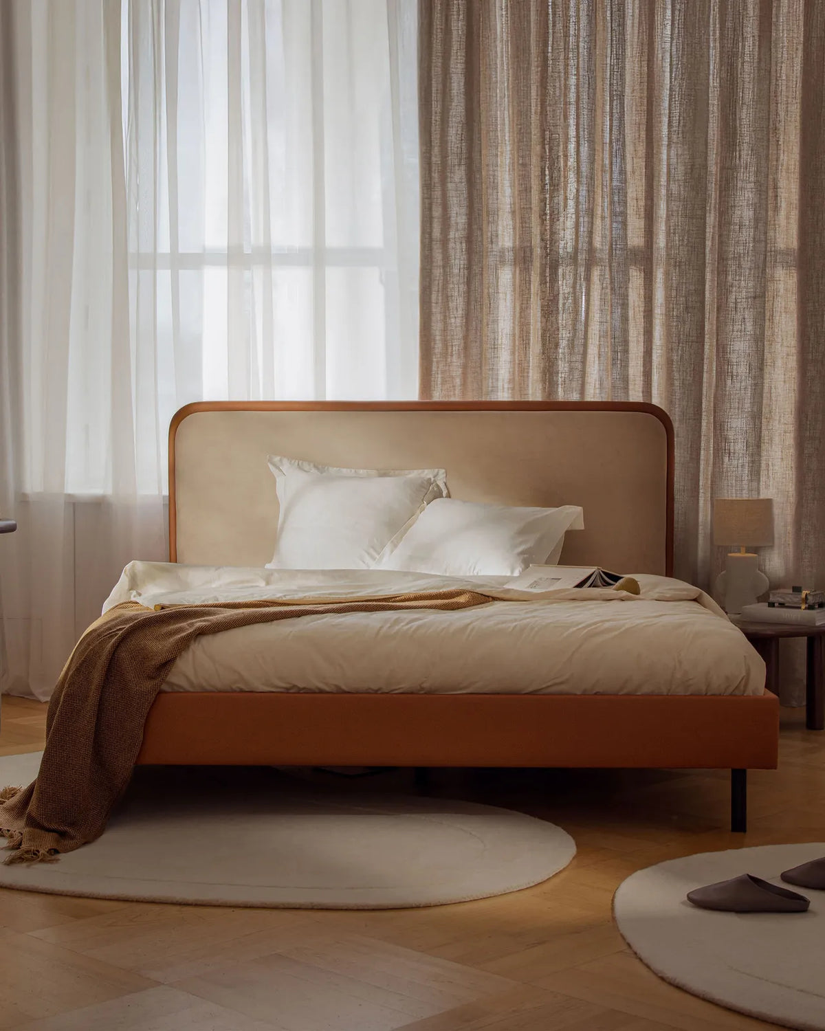 Aveline Bett mit Kopfteil aus Strukturierter Stoff in Hellgrau (Wind 84), 140x200 cm von Micadoni – Bild 2