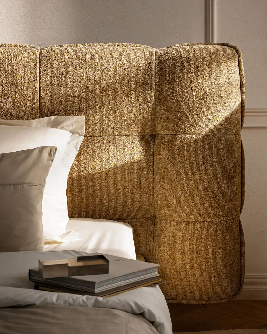Eric Bett mit Kopfteil aus Boucle in Pfirsich (Sicuro 35), 140x200 cm von Micadoni – Bild 3