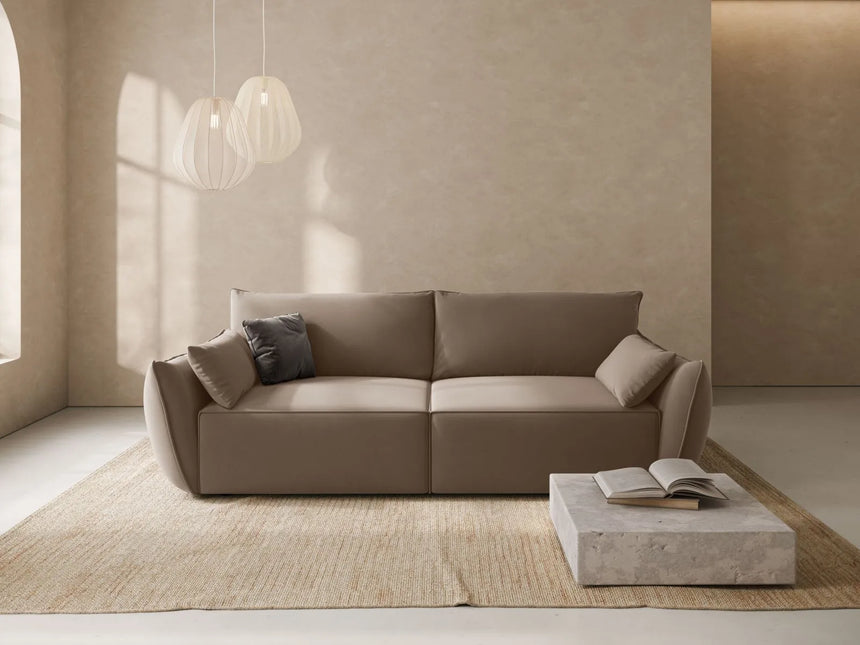Kaelle 3-Sitzer Sofa mit Schlaffunktion und Bettkasten, ausklappbar, aus Samt in Cappuccino (Bluvel 40), 244x97 cm von Micadoni – Bild 2